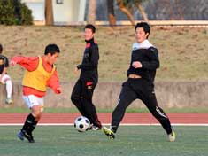 サッカークリニック 宜野湾高校との試合風景（１） 写真提供：沖縄タイムス